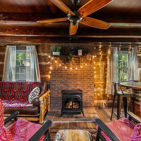Boozy Bear Bungalow Romantic Cabin 5 Mins 2 Downtown With Hot Tub And Fire Pit Gatlinburg Buitenkant foto