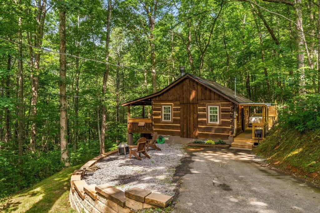 Boozy Bear Bungalow Romantic Cabin 5 Mins 2 Downtown With Hot Tub And Fire Pit Gatlinburg Buitenkant foto