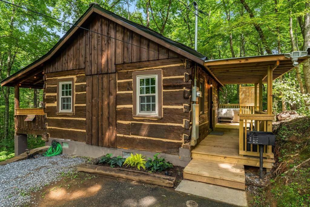 Boozy Bear Bungalow Romantic Cabin 5 Mins 2 Downtown With Hot Tub And Fire Pit Gatlinburg Buitenkant foto