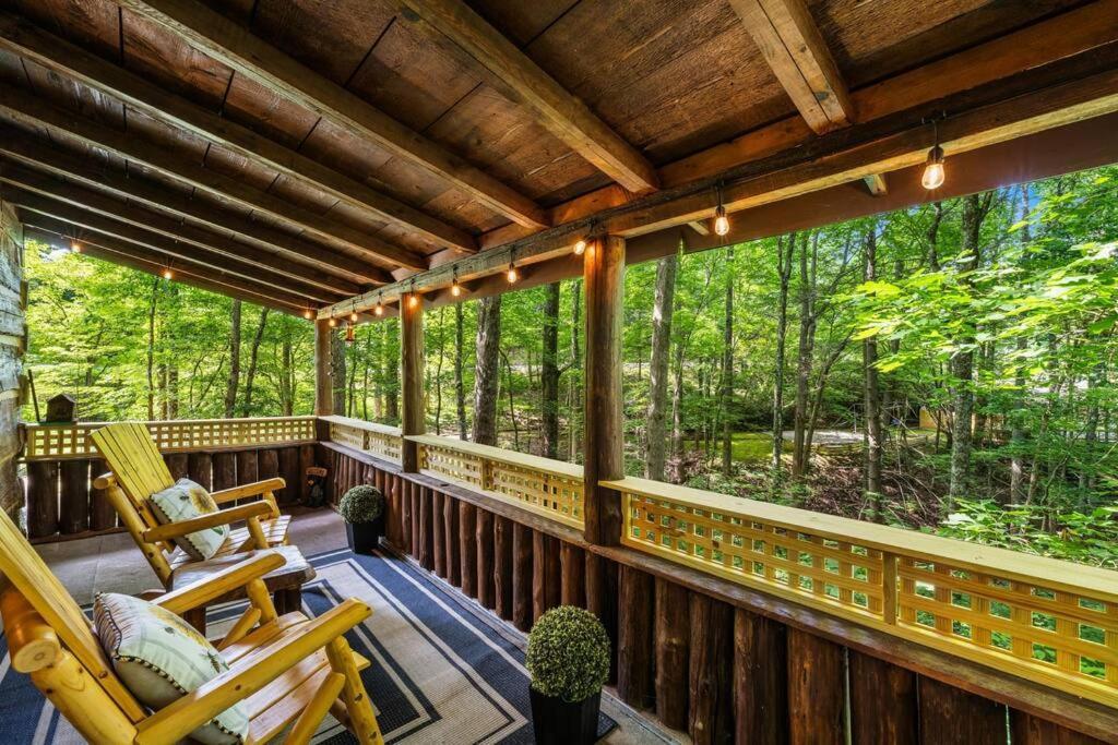 Boozy Bear Bungalow Romantic Cabin 5 Mins 2 Downtown With Hot Tub And Fire Pit Gatlinburg Buitenkant foto