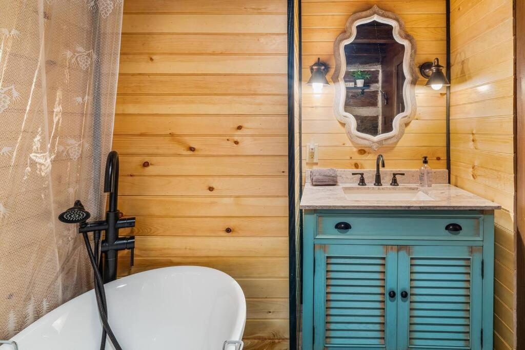Boozy Bear Bungalow Romantic Cabin 5 Mins 2 Downtown With Hot Tub And Fire Pit Gatlinburg Buitenkant foto