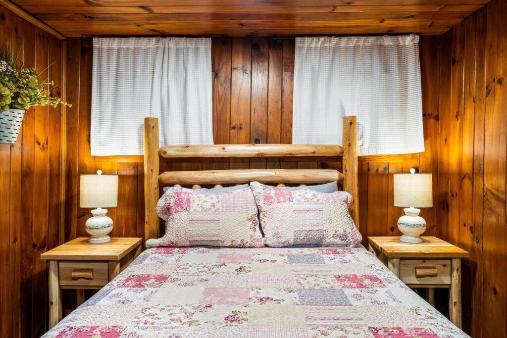 Boozy Bear Bungalow Romantic Cabin 5 Mins 2 Downtown With Hot Tub And Fire Pit Gatlinburg Buitenkant foto