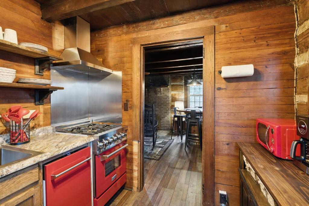 Boozy Bear Bungalow Romantic Cabin 5 Mins 2 Downtown With Hot Tub And Fire Pit Gatlinburg Buitenkant foto