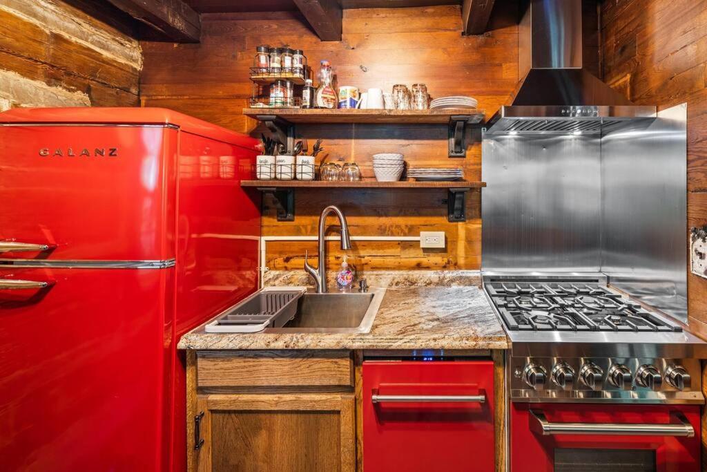 Boozy Bear Bungalow Romantic Cabin 5 Mins 2 Downtown With Hot Tub And Fire Pit Gatlinburg Buitenkant foto