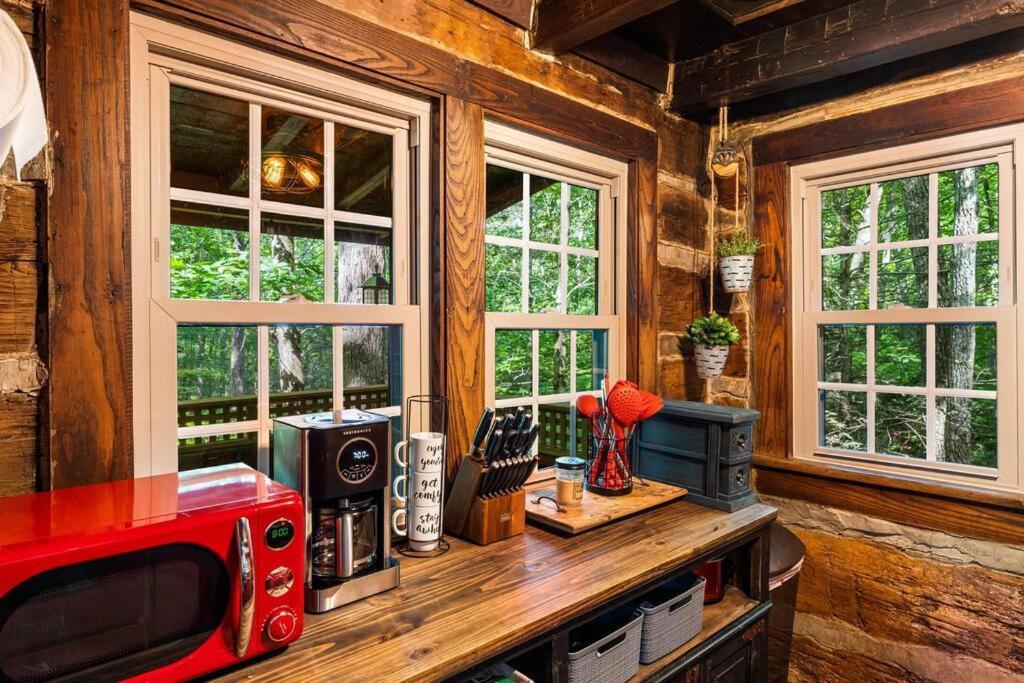 Boozy Bear Bungalow Romantic Cabin 5 Mins 2 Downtown With Hot Tub And Fire Pit Gatlinburg Buitenkant foto