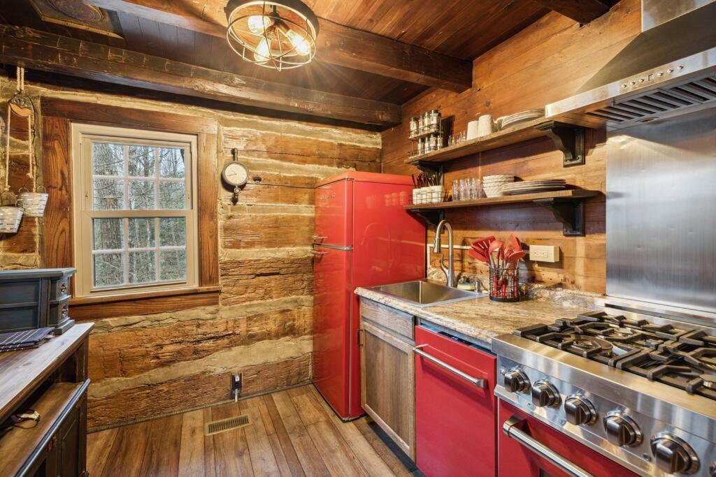 Boozy Bear Bungalow Romantic Cabin 5 Mins 2 Downtown With Hot Tub And Fire Pit Gatlinburg Buitenkant foto