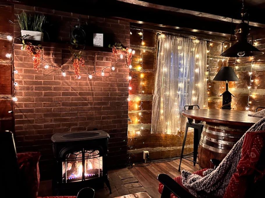 Boozy Bear Bungalow Romantic Cabin 5 Mins 2 Downtown With Hot Tub And Fire Pit Gatlinburg Buitenkant foto