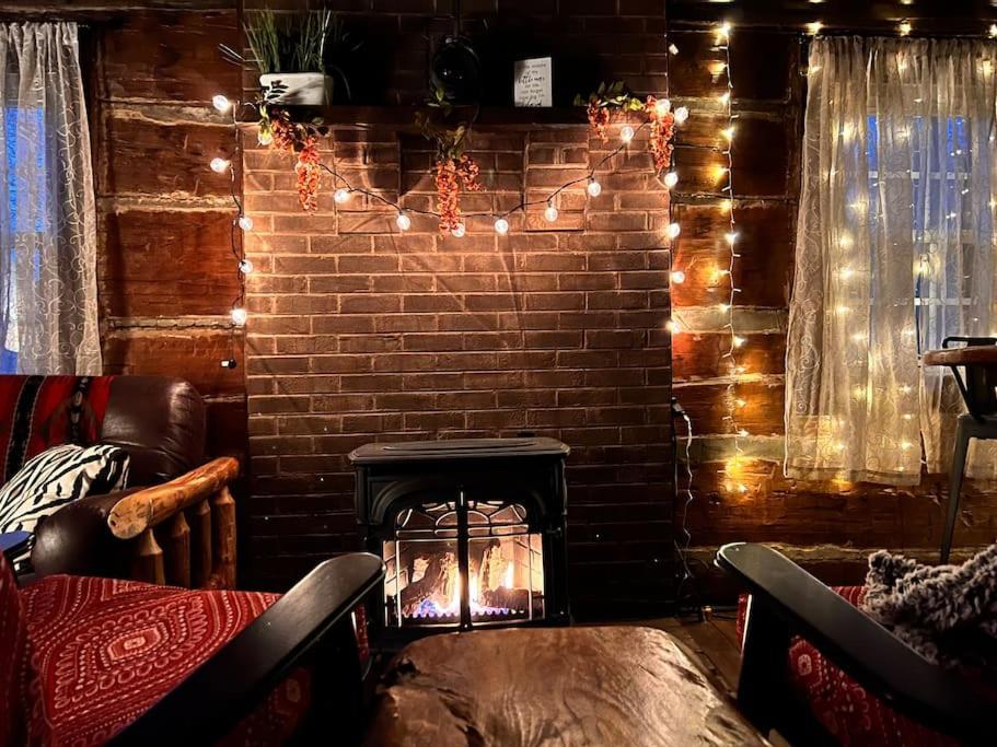 Boozy Bear Bungalow Romantic Cabin 5 Mins 2 Downtown With Hot Tub And Fire Pit Gatlinburg Buitenkant foto