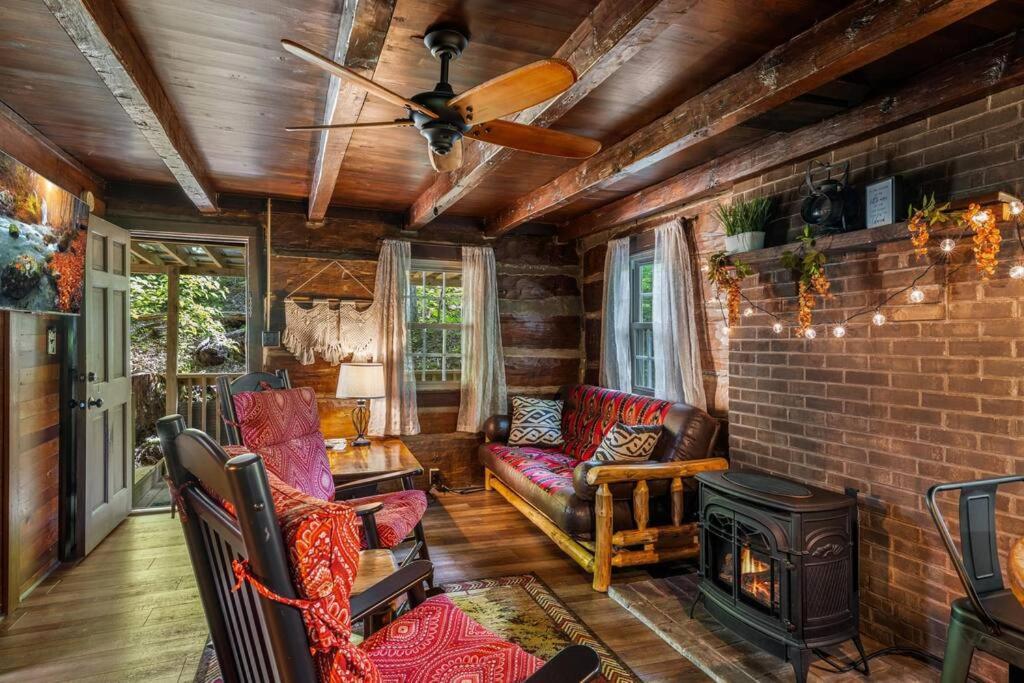 Boozy Bear Bungalow Romantic Cabin 5 Mins 2 Downtown With Hot Tub And Fire Pit Gatlinburg Buitenkant foto