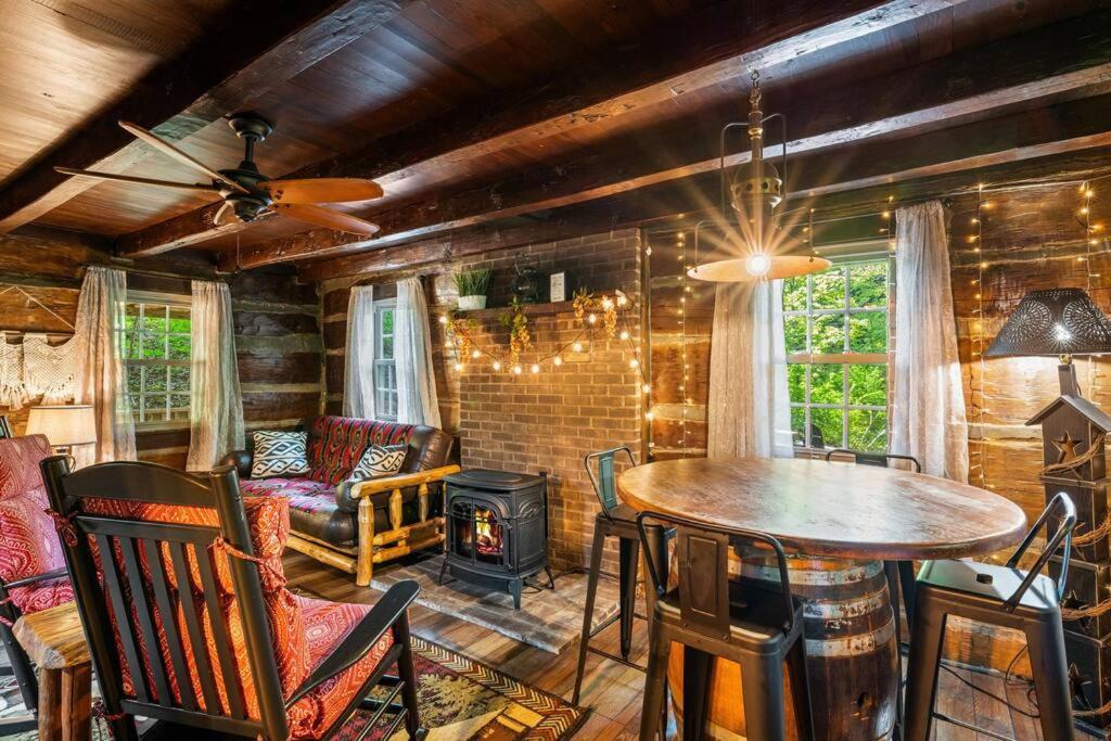 Boozy Bear Bungalow Romantic Cabin 5 Mins 2 Downtown With Hot Tub And Fire Pit Gatlinburg Buitenkant foto