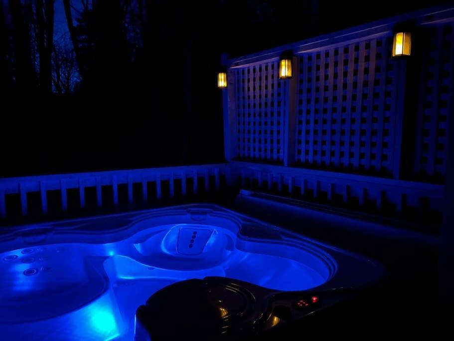 Boozy Bear Bungalow Romantic Cabin 5 Mins 2 Downtown With Hot Tub And Fire Pit Gatlinburg Buitenkant foto