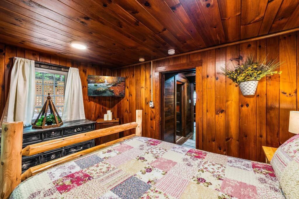 Boozy Bear Bungalow Romantic Cabin 5 Mins 2 Downtown With Hot Tub And Fire Pit Gatlinburg Buitenkant foto